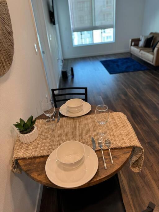 Apartment Spacious, Modern 1bd Hollywood Free Parking, Pool, Wifi, Private Balcony Los Angeles