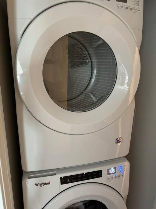 Spacious, Modern 1bd Hollywood Free Parking, Pool, Wifi, Private Balcony Appartement