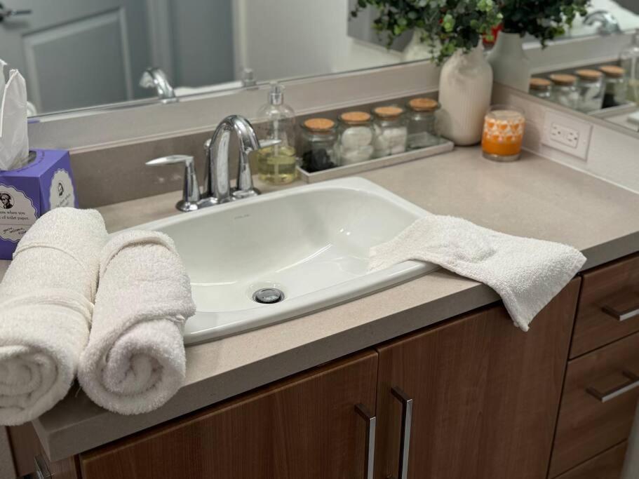 Spacious, Modern 1bd Hollywood Free Parking, Pool, Wifi, Private Balcony Appartement *